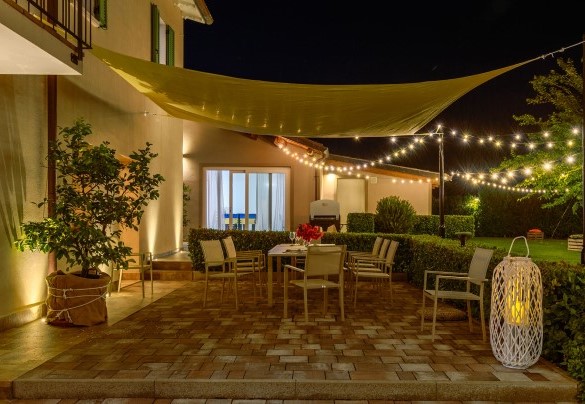 Outdoor dinner under the shade sail - Villa Isola