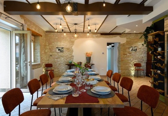 Dining room with built-in wine cabinet - Villa Isola