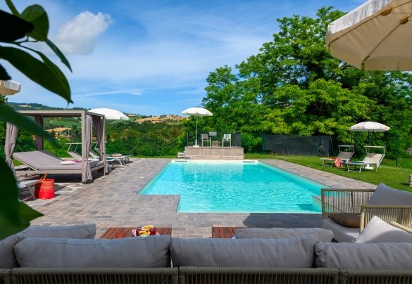 Swimming pool with sun deck and countryside views - Villa Isola