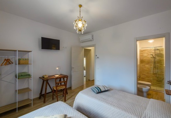Twin bedroom No. 3 with en-suite bathroom - Villa Isola