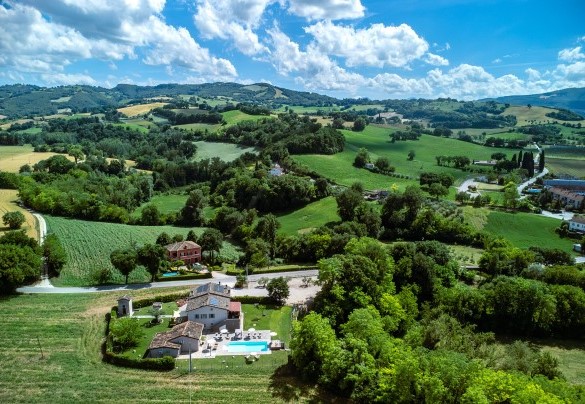 Panoramic view of the property and the surrounding hills - Villa Isola
