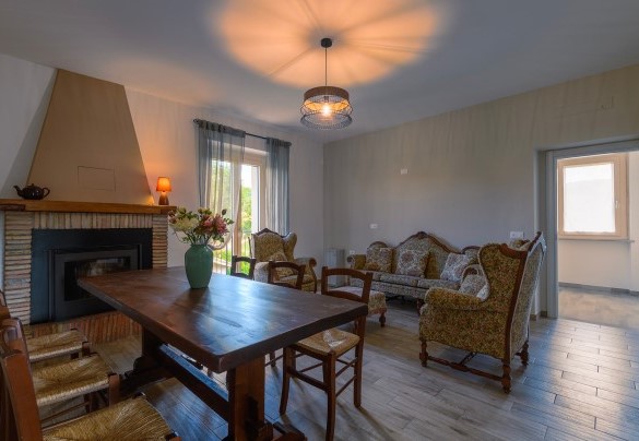 Living room with fireplace and relaxation area (Apartment 1) - Villa Isola