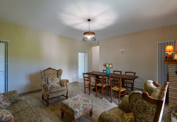 First-floor living room with fireplace - Villa Isola