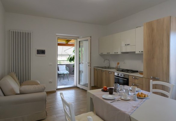 Living room with kitchenette and terrace access - Villa Isola