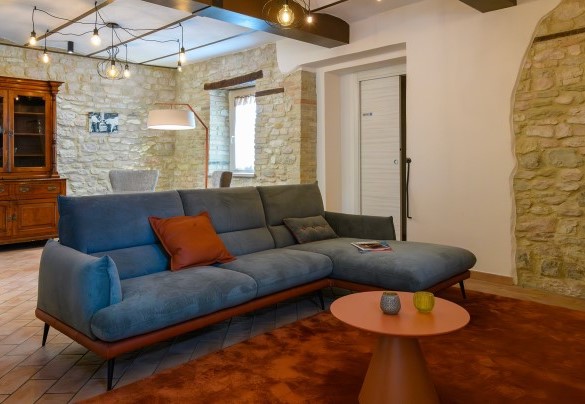 Living area with sofa and antique furniture - Villa Isola