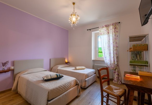 Twin bedroom No. 3 with countryside views - Villa Isola