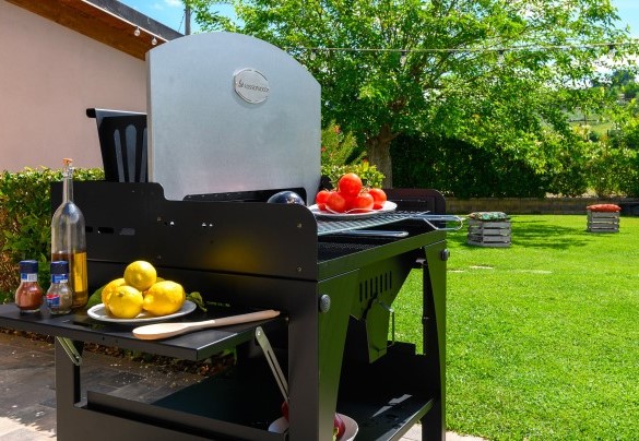 Portable barbecue ready for outdoor grilling - Villa Isola