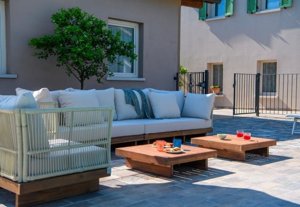 Outdoor lounge area for poolside aperitifs - Villa Isola