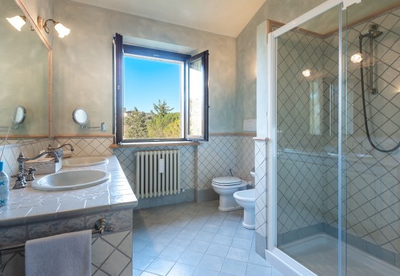 Bathroom with shower n. 1 on the first floor – Villa Isotta 