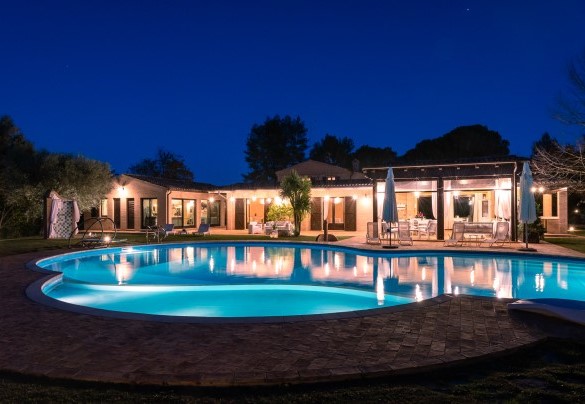 The pool has chlorine purification, internal lighting (also present in the surrounding area) – Villa Isotta 