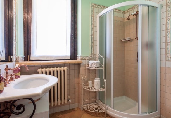 Ensuite bathroom with shower n. 4 on the annex n. 1 – Villa Isotta