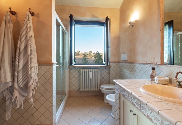 Ensuite bathroom with shower n. 2 on the first floor – Villa Isotta
