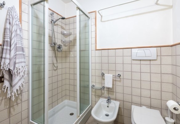 Bathroom with shower n. 3 on the basement – Villa Isotta 