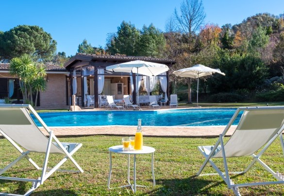The swimming pool is located about 20 m from the main villa, facing east, in an area that is sunny from sunrise to sunset – Villa Isotta