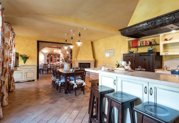 The large kitchen equipped with fireplace – Villa Isotta