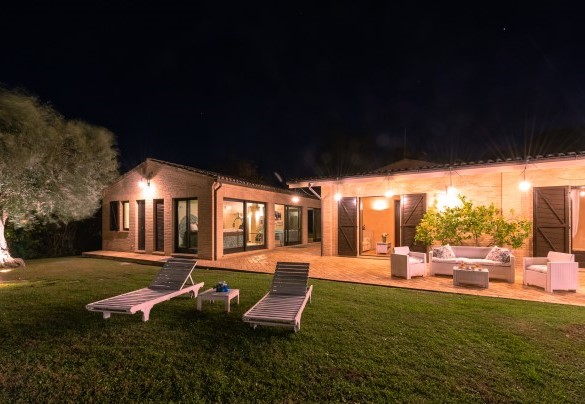 In the large garden are several relaxation areas – Villa Isotta