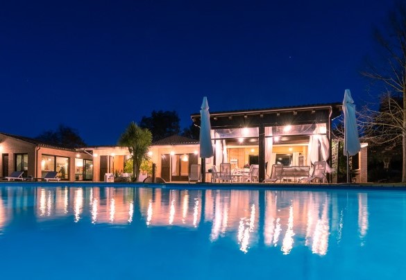 The pool has chlorine purification, internal lighting (also present in the surrounding area) – Villa Isotta