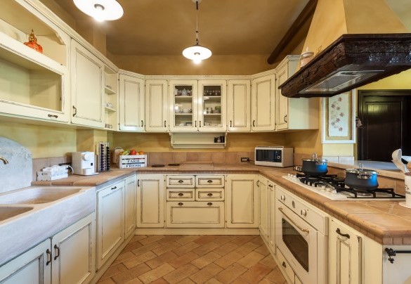 The large kitchen equipped with fireplace – Villa Isotta