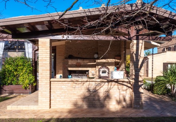 Portico with brick barbecue and wood-burning oven – Villa Isotta