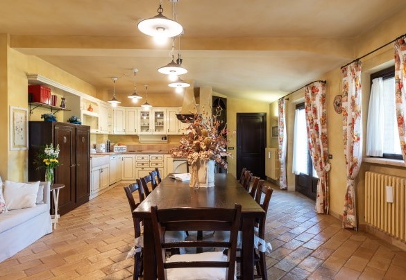 The large kitchen equipped with fireplace – Villa Isotta