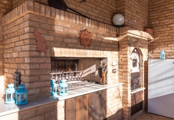 Portico with brick barbecue and wood-burning oven – Villa Isotta