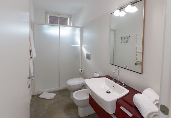 Il bagno en-suite con doccia - Villa Kimia