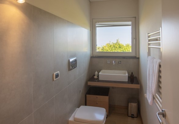 Il moderno bagno di servizio - Villa Kimia