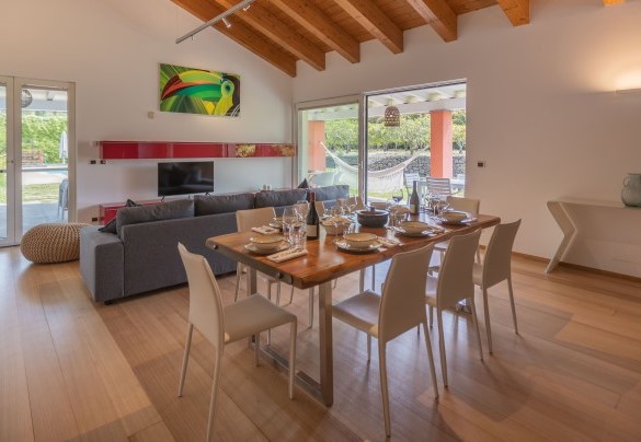 Il tavolo da pranzo immerso nell'open space - Villa Kimia