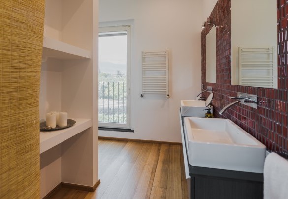 Il bagno con piastrelle a mosaico e doccia - Villa Kimia