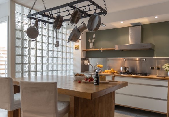 L'attrezzatissima cucina - Villa Kimia