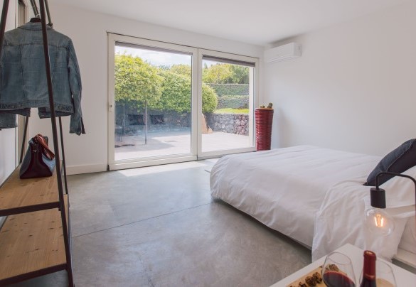 La camera da letto matrimoniale collegata con l'esterno - Villa Kimia