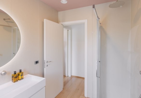 Il moderno bagno con doccia - Villa Kimia