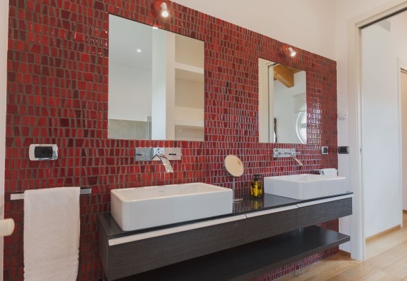 Il bagno con piastrelle a mosaico e doccia - Villa Kimia