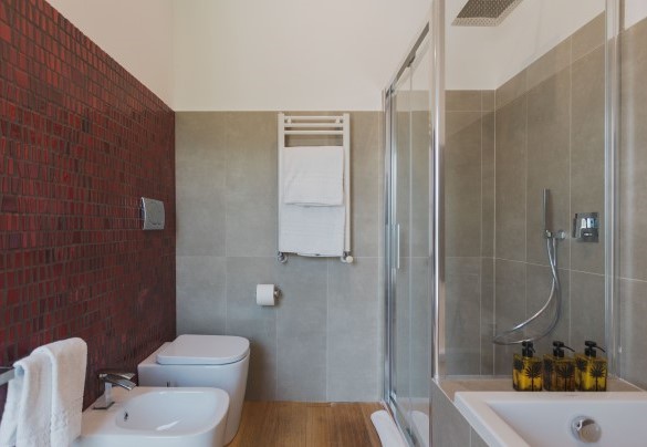 Il bagno con piastrelle a mosaico e doccia - Villa Kimia