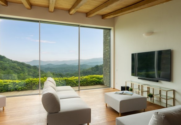 Dall'elegante zona living si ammira il panorama circostante - Villa Krisztina 