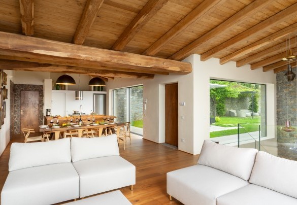 L'inconfondibile mix architettonico, di design e legno che contraddistingono la villa - Villa Krisztina