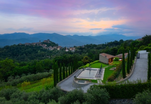 Come sulla tavolozza di un pittore luci e penombre si fondono all'imbrunire - Villa Krisztina