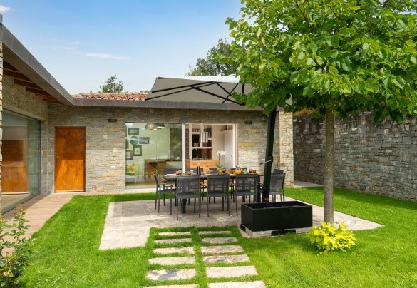 La zona pranzo esterna é attigua alla cucina - Villa Krisztina