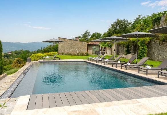  L'esposizione della piscina e del suo solarium consentono di poterne usufruire fino alle ore tarde del pomeriggio - Villa Krisztina
