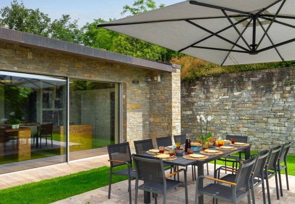 Il tavolo da pranzo all'uscita della cucina - Villa Krisztina