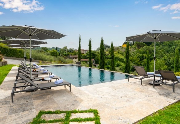 L'infinity pool e l'attrezzato solarium offrono una vista a 360° sul paesaggio circostante - Villa Krisztina