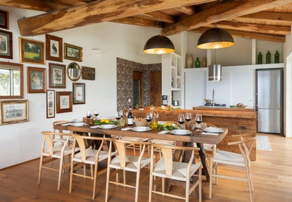 L'elegante zona pranzo con cucina a vista - Villa Krisztina