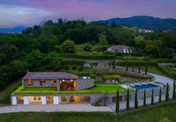 Il moderno profilo architettonico si fonde armoniosamente nel paesaggio circostante - Villa Krisztina