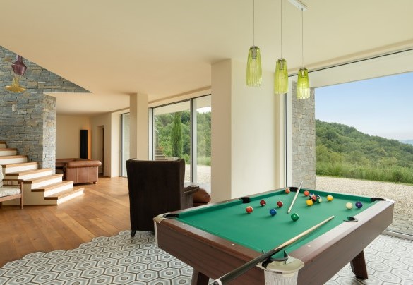 Area living con tavolo da biliardo al piano inferiore - Villa Krisztina