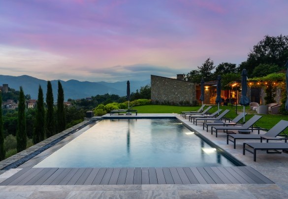 Dall'elegante piscina a sfioro e dal solarium si può ammirare il paesaggio e il castello di Castiglione del Terziere - Villa Krisztina