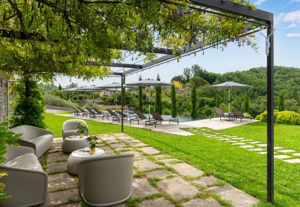 Il salotto esterno é in parte ombreggiato da piante e fiori di glicine - Villa Kristina
