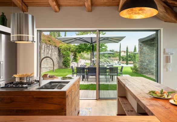  La cucina con penisola e la sua zona pranzo esterna adiacente - Villa Krisztina
