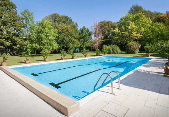 Vista della piscina dalla veranda - Villa l'Oleandra