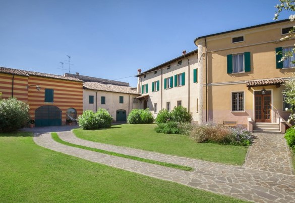 Vista frontale della Villa dal Viale di accesso	- Villa l'Oleandra