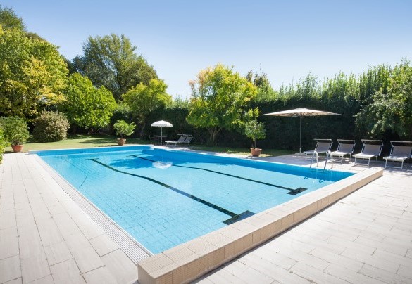 La piscina misura 10 x 7 m e la profondità varia da 1,5 a 2,00 m - Villa l'Oleandra